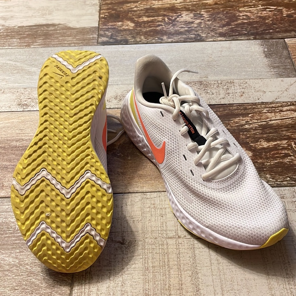 Women’s Nike Revolution tennis shoes - Picture 4 of 6